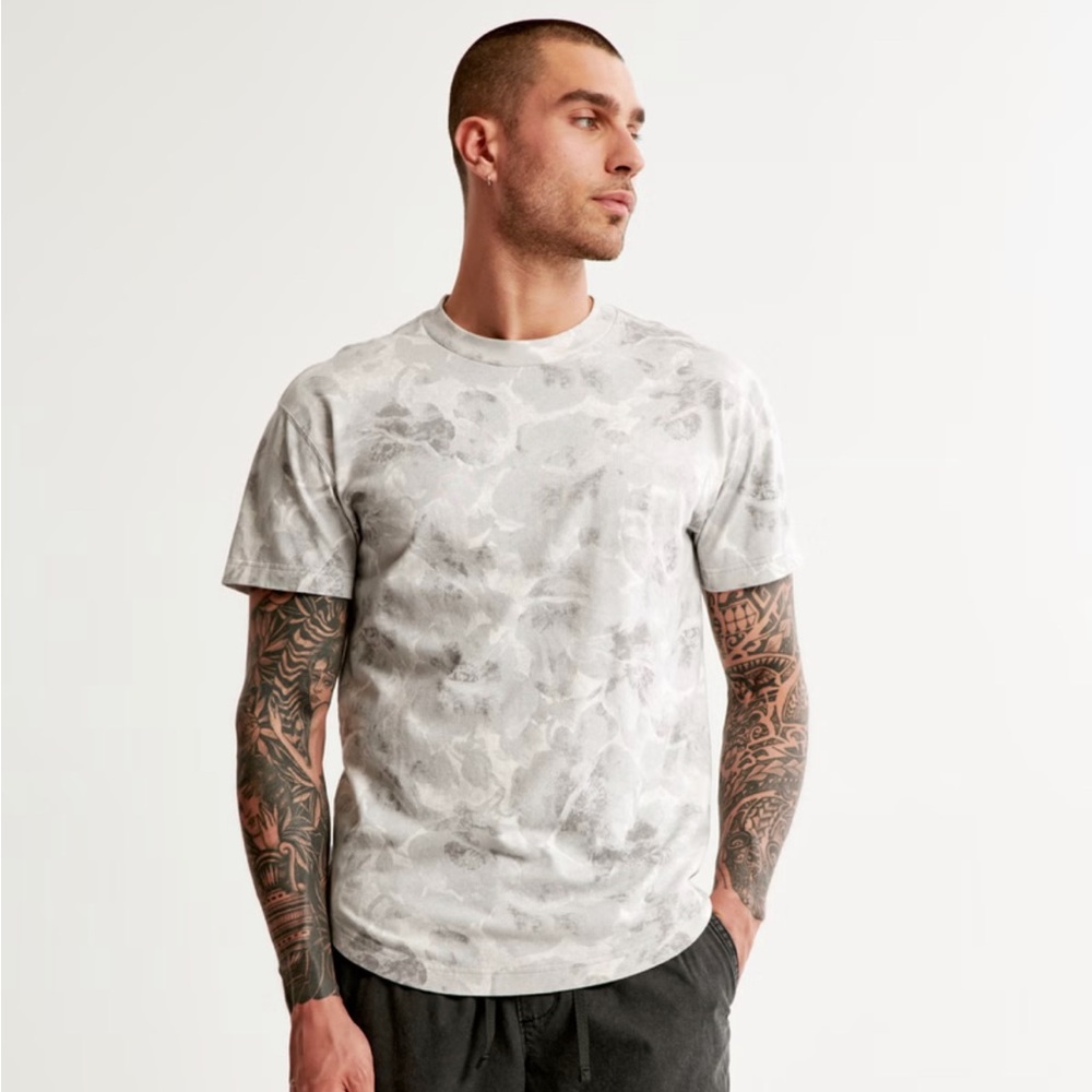 Abercrombie & Fitch Men’s Essential Floral Curved Hem Tee